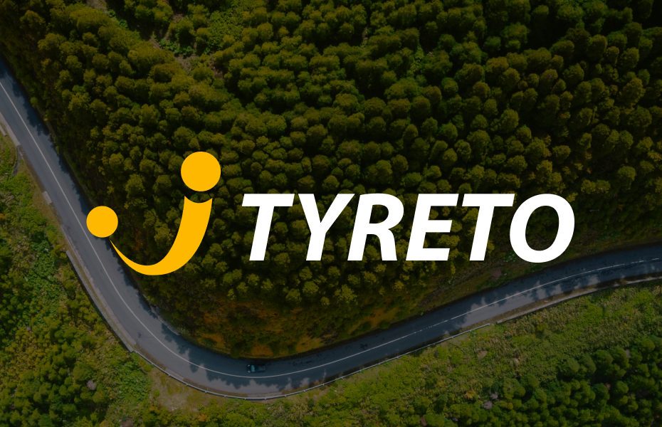 Logo obchodu Tyreto. Eshop s pneumatikami. Logo je tvořeno typografickou částí, na které je kurzíva TYRETO a v levé části loga je symbol pneumatiky a obruč spojující dvě pneumatiky jako symbol výměny. Symbol je v teplé zlaté barvě, která je barvou jejich značky.